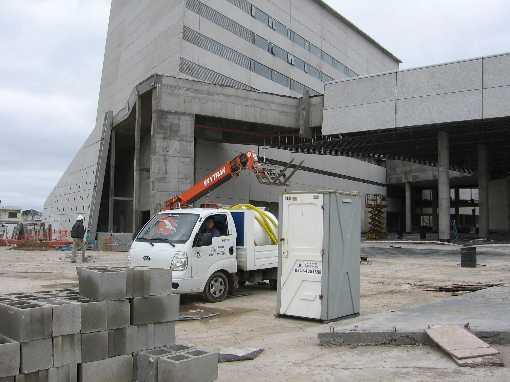 Servicio de baños portátiles en obras de construcción